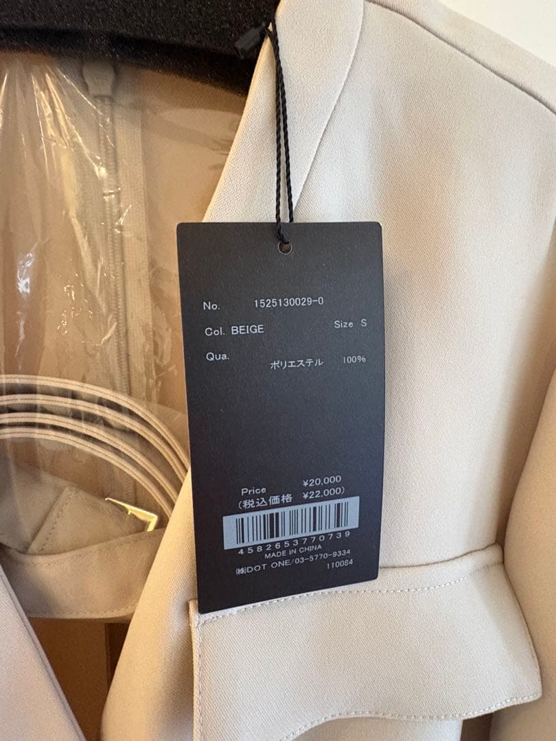 アニュアンス　ダブルサテンノーカラータックワンピース　タグつき