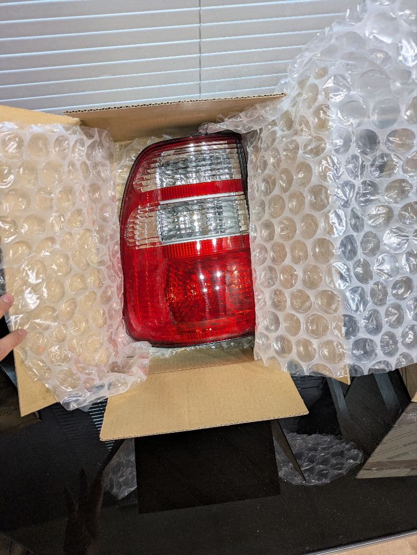 ランドクルーザー100 中期純正テールレンズ　　一式　新品未使用品