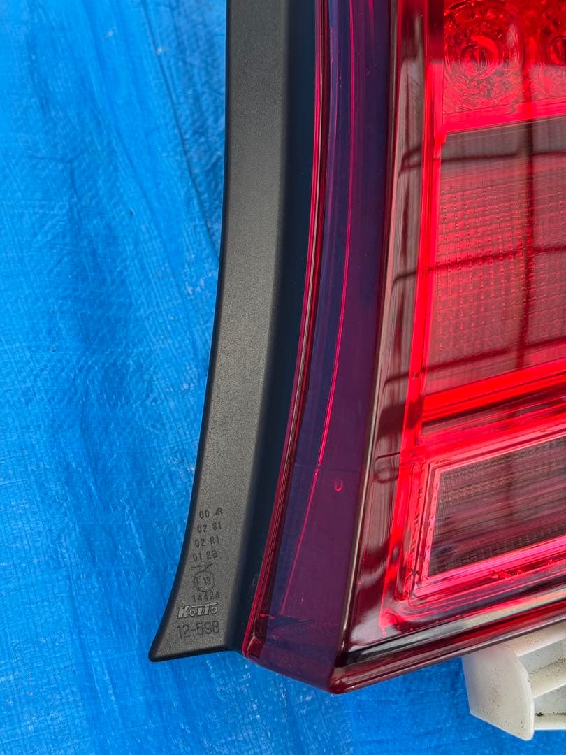 カローラアクシオ NZE161 左テールライト