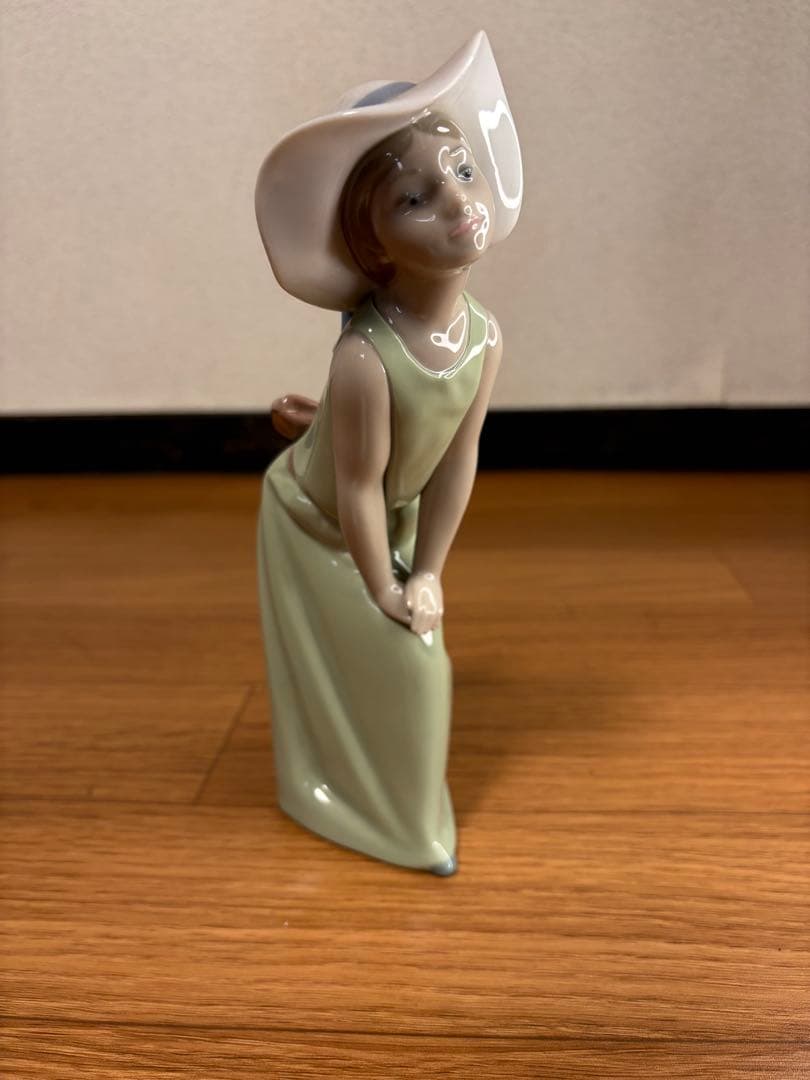 リヤドロ（Lladro リアドロ ） 少女 鏡の前で（若草色の少女）