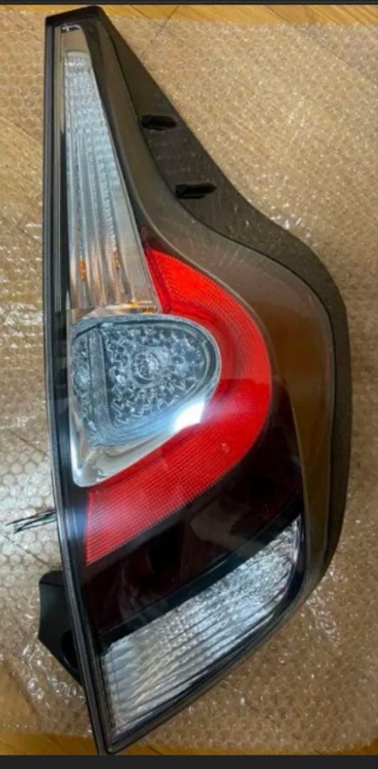 トヨタアクア 後期純正テール　左右セット