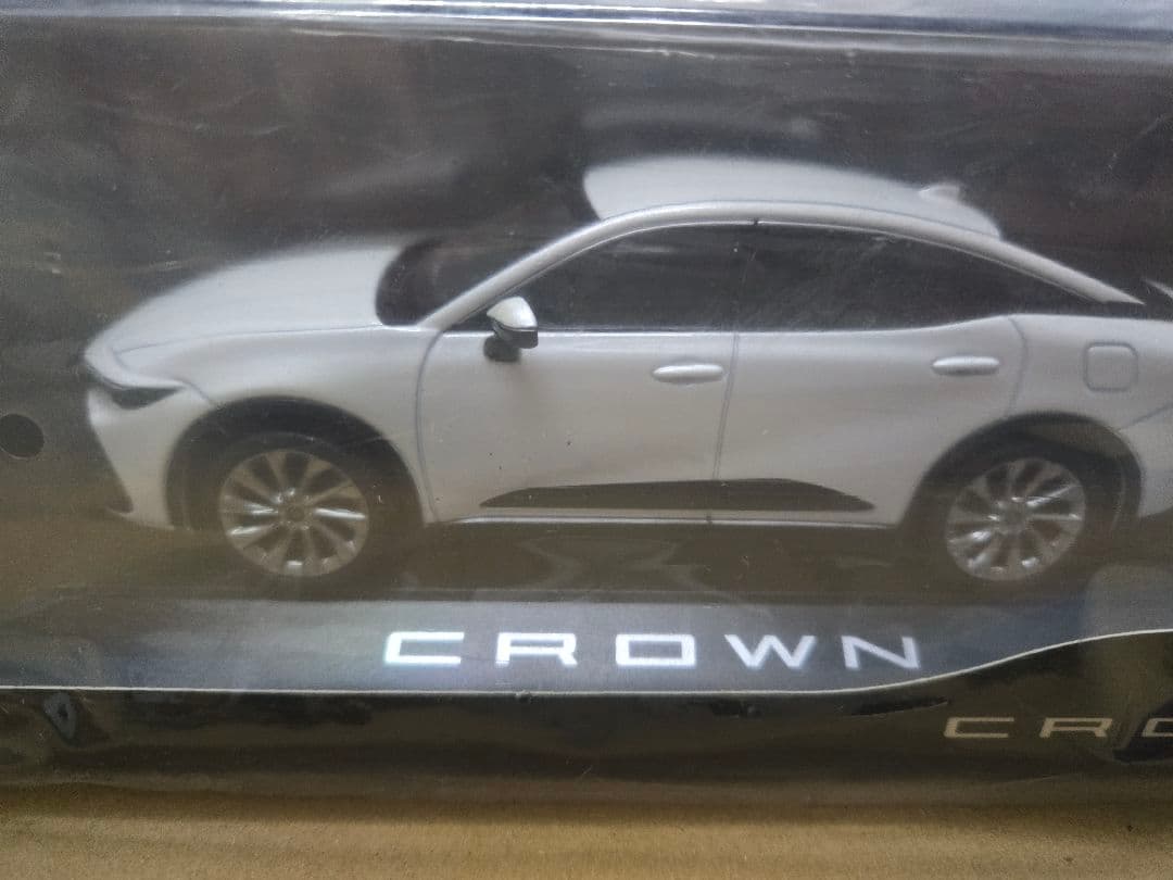 非売品 トヨタ クラウンクロスオーバー 1/30 カラーサンプル ミニカー 白