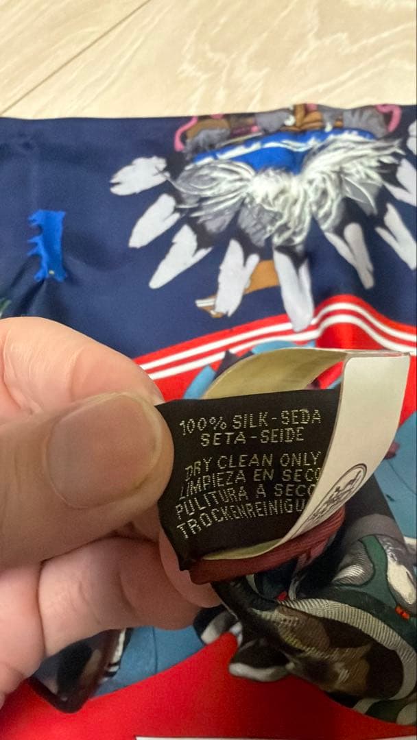 【未使用・箱付】HERMÈS シルク100％ 三角スカーフ大判 200×80