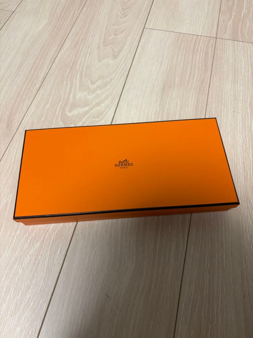 【未使用・箱付】HERMÈS シルク100％ 三角スカーフ大判 200×80