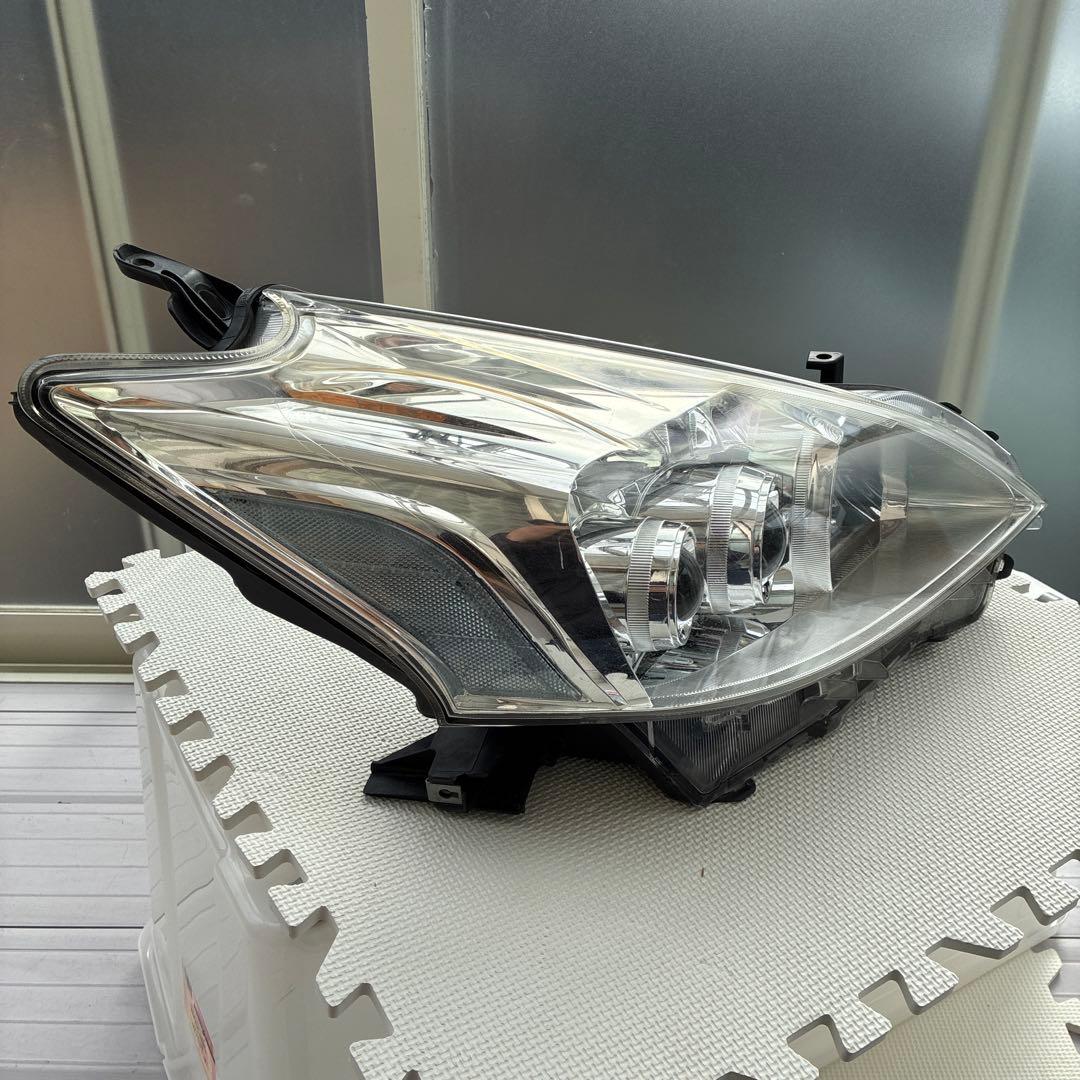トヨタ　プリウスα前期 LED右ヘッドライト　47-42 補修箇所有り