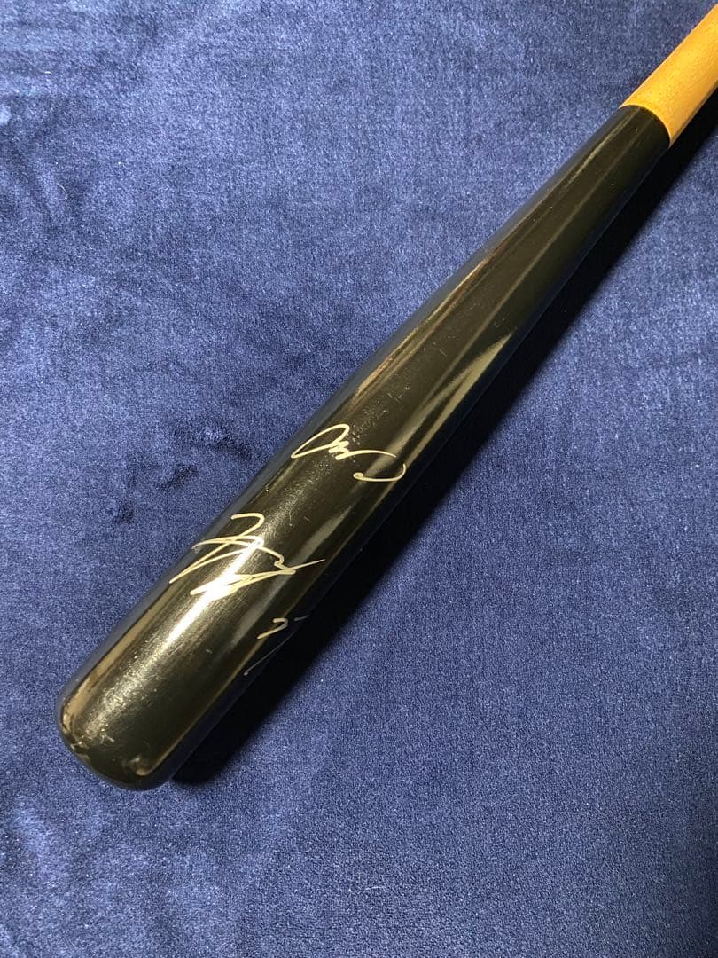 會澤翼選手実使用直筆サイン入りバット支給品
