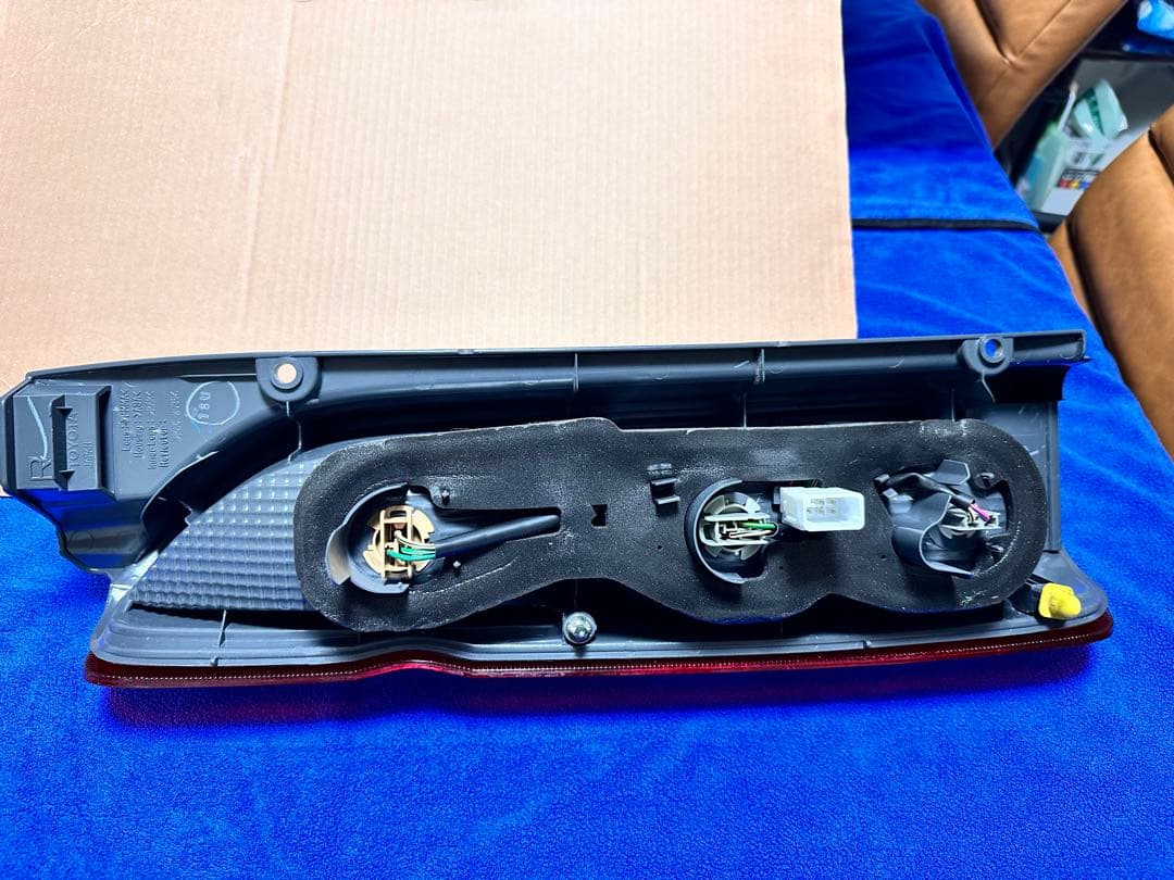 未使用 左右セット200系 前期 ハイエース 純正 テールランプ A045053