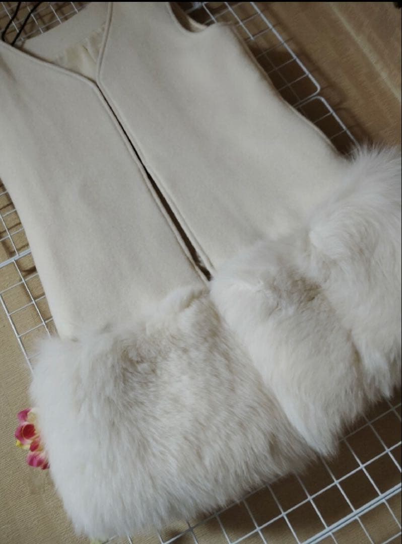 ファー付きホワイトベスト