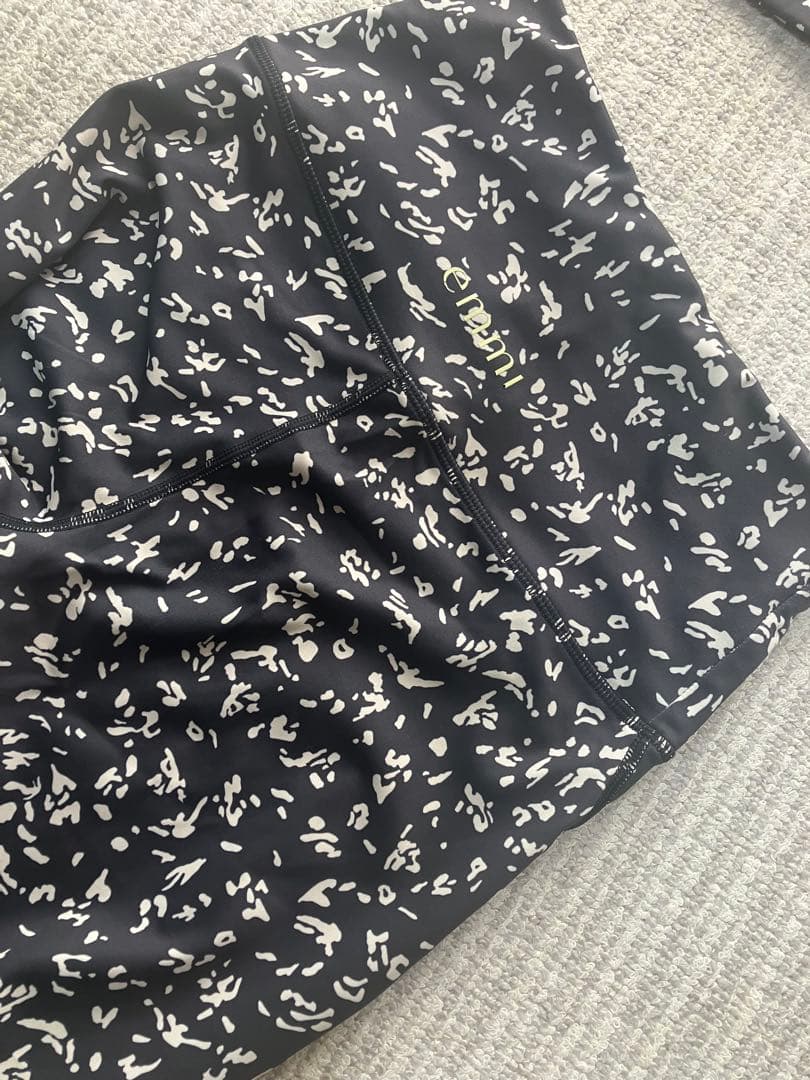 エミヨガ　emmi yoga 花柄風アニマルアート セットアップ　上下　白✖️黒