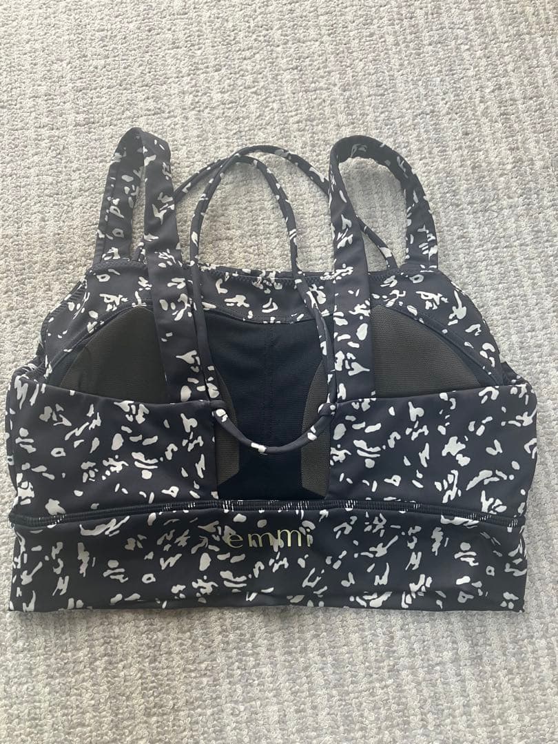 エミヨガ　emmi yoga 花柄風アニマルアート セットアップ　上下　白✖️黒