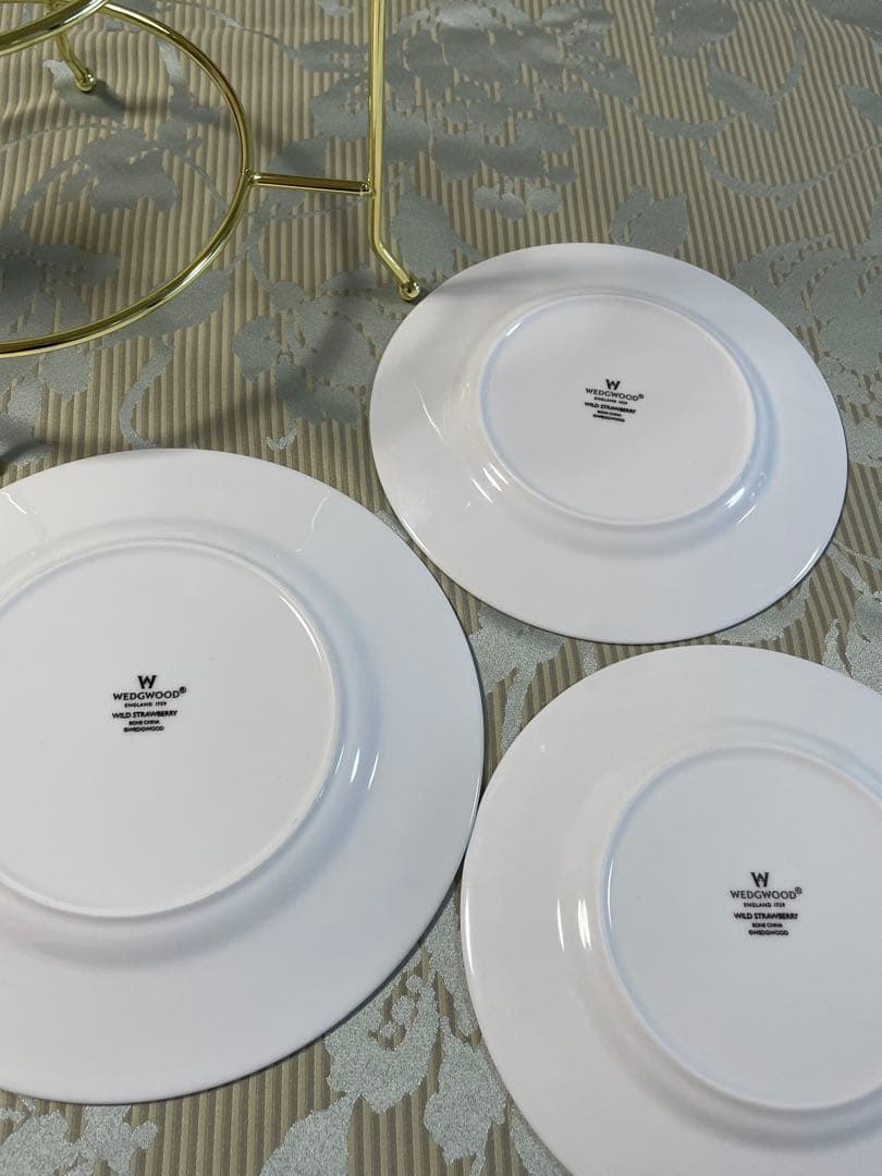 ウェッジウッド ワイルドストロベリー プレート3枚＆3段ケーキスタンド付匿名配送