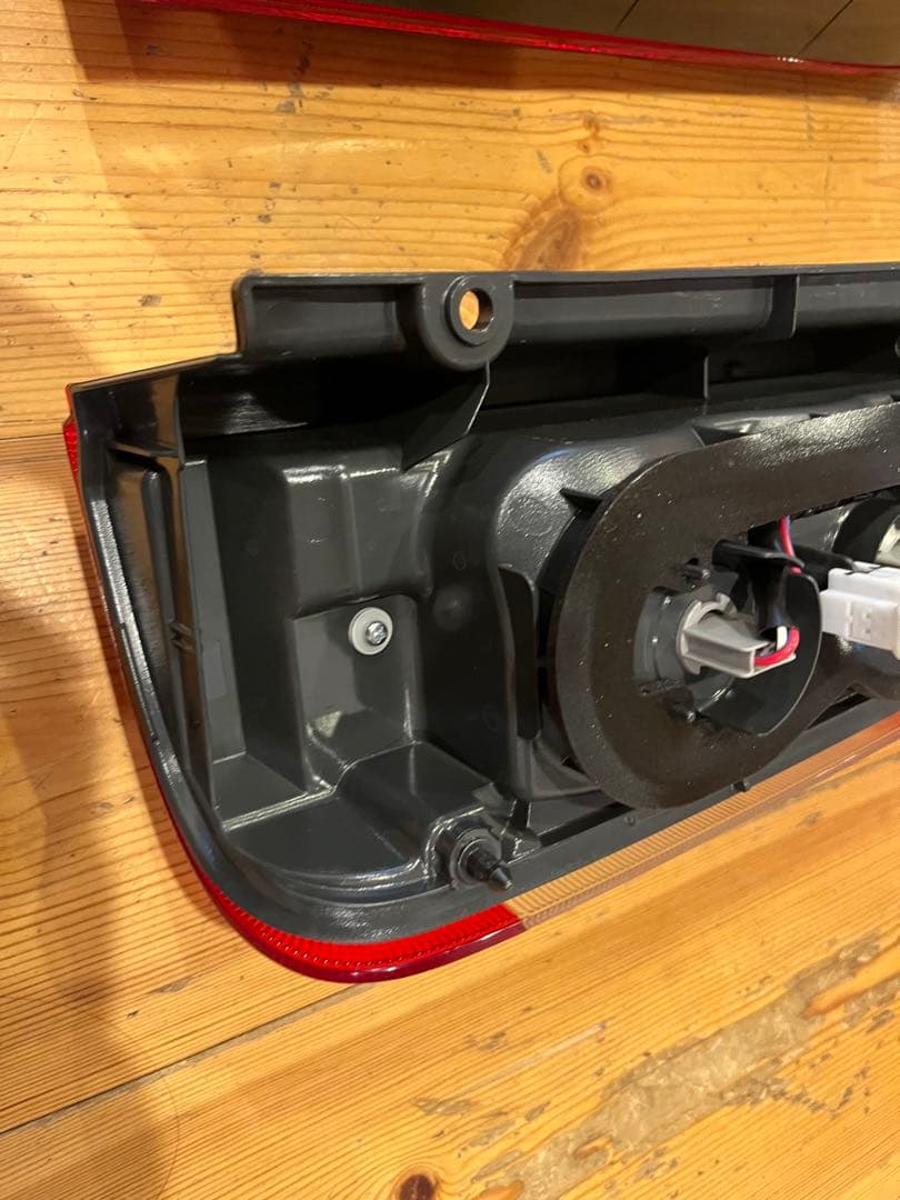 ハイエース8型純正テールランプ左右1セットスーパーGL 【新車外し】