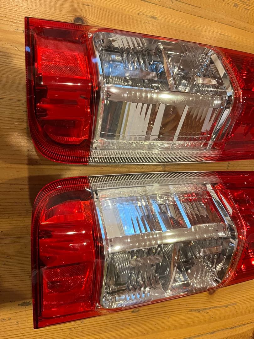 ハイエース8型純正テールランプ左右1セットスーパーGL 【新車外し】