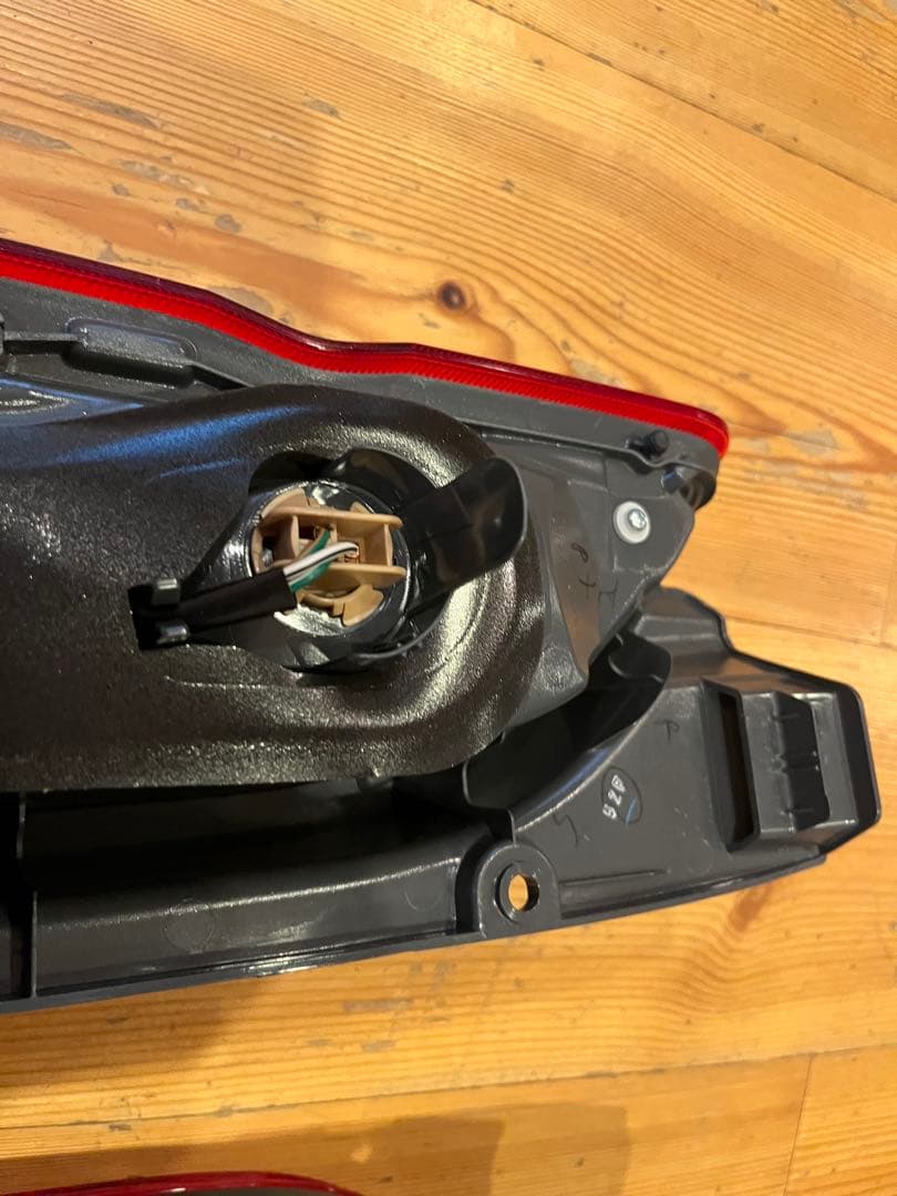 ハイエース8型純正テールランプ左右1セットスーパーGL 【新車外し】