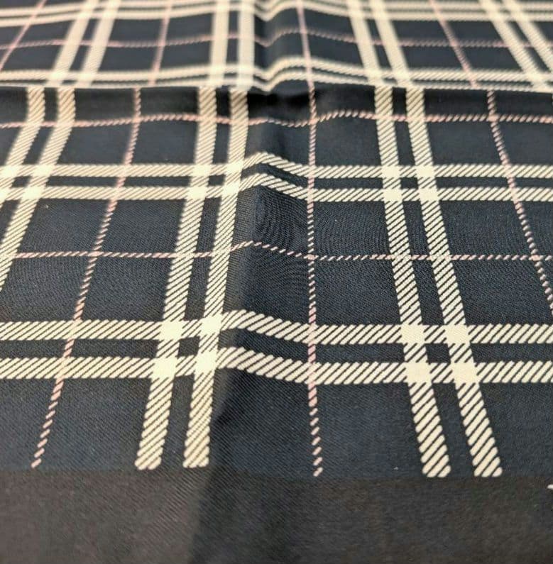 新品未使用BURBERRY バーバリーシルクスカーフ57×57ブラック正規品