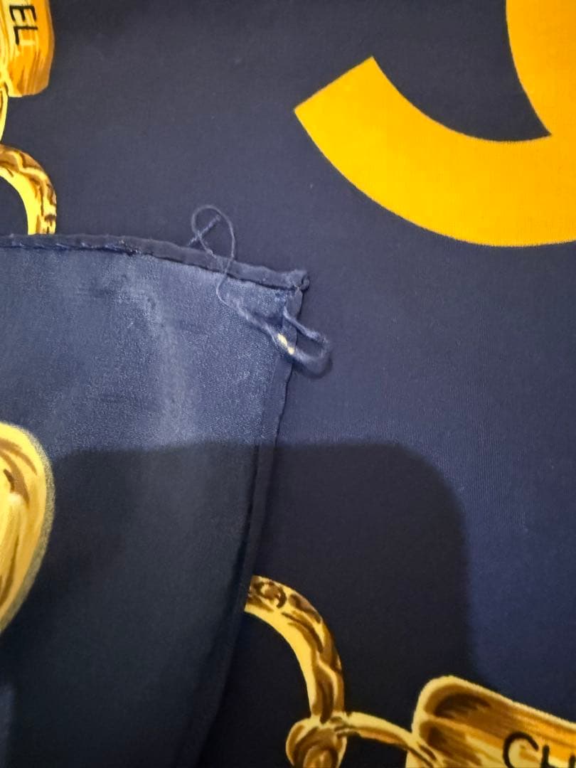 CHANEL シャネル　大判　シルクスカーフ　ゴールド　チェーン　ココマーク