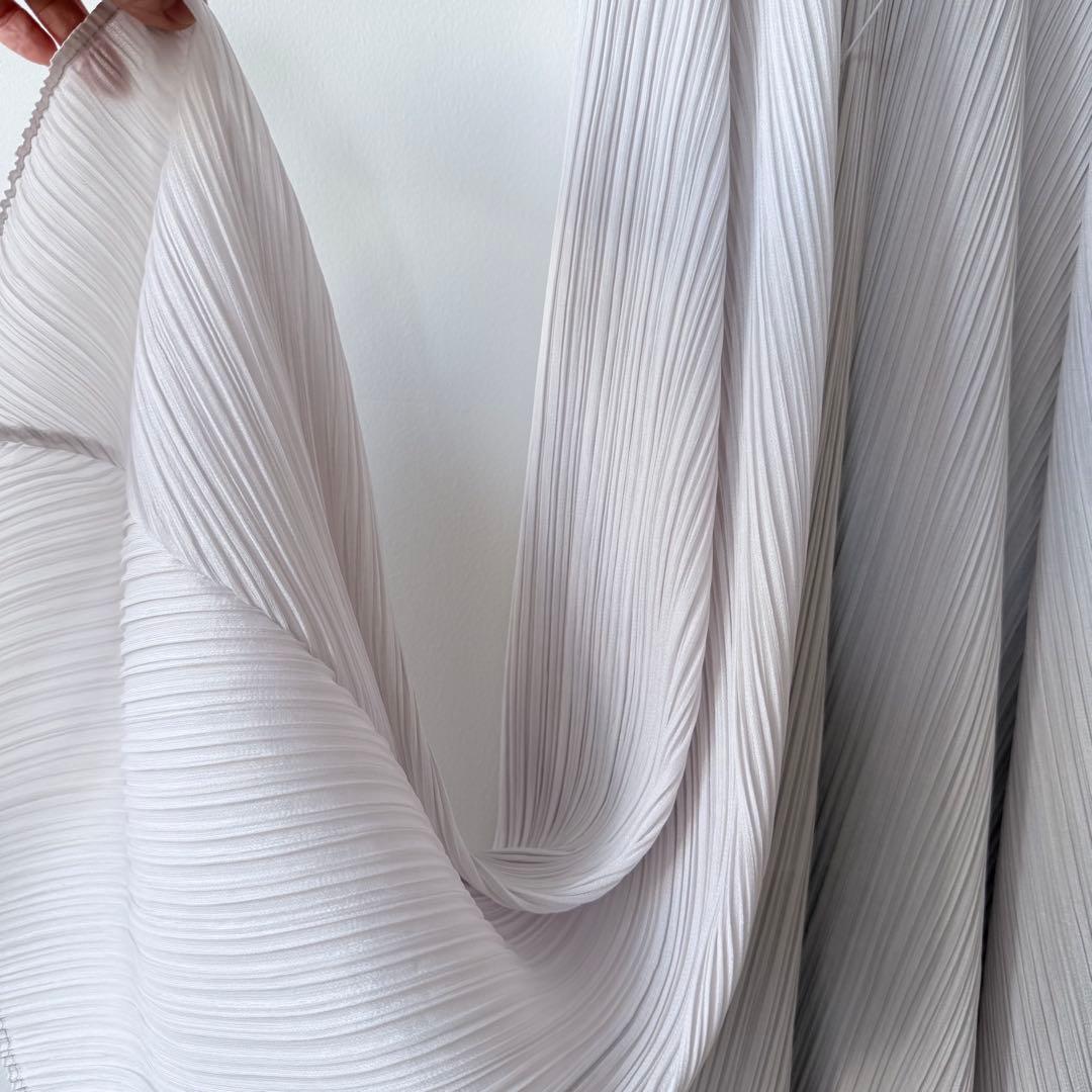 プリーツプリーズ　薄いグレー ノースリーブ ワンピース