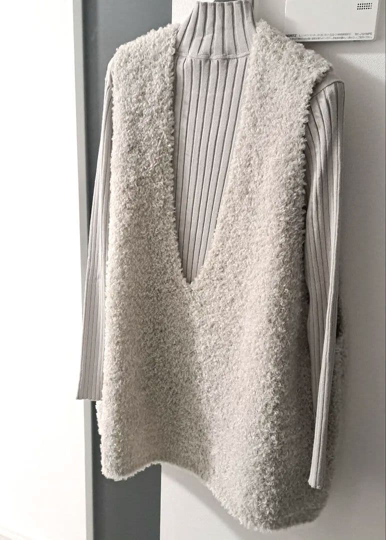 【mizuiro ind】 へアリーVネックベスト　未使用品　色グレージュ