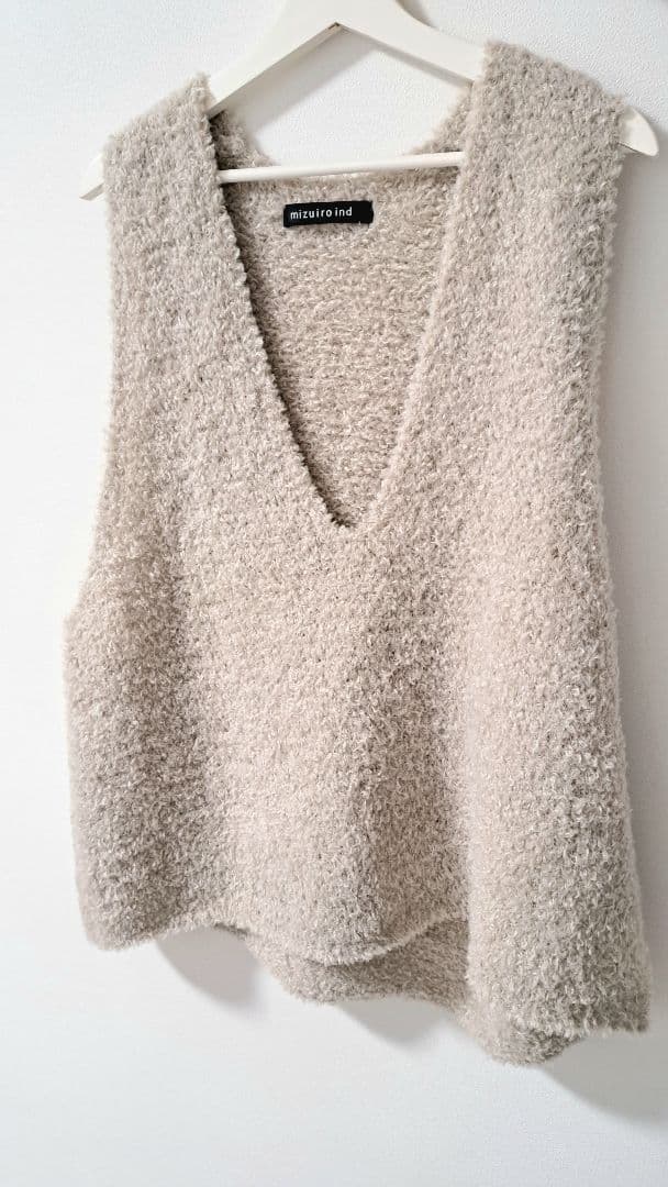 【mizuiro ind】 へアリーVネックベスト　未使用品　色グレージュ