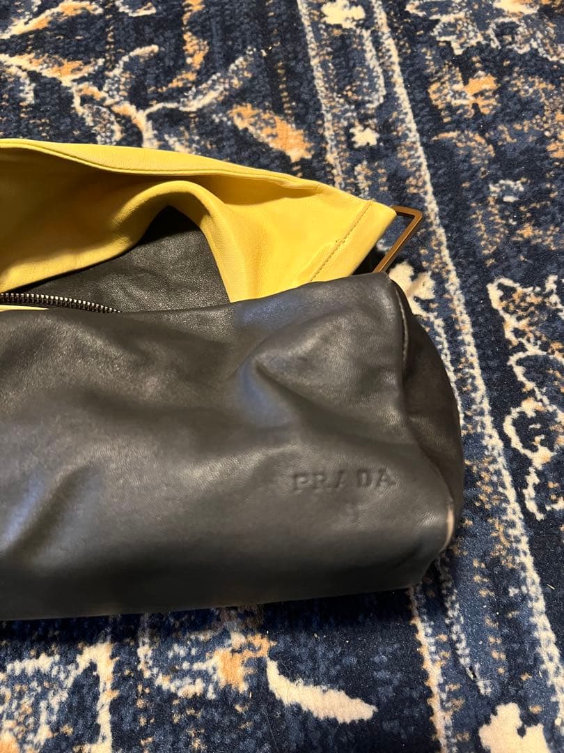 希少PRADA レザー ハンドバッグ ブラック×ネオンイエロー