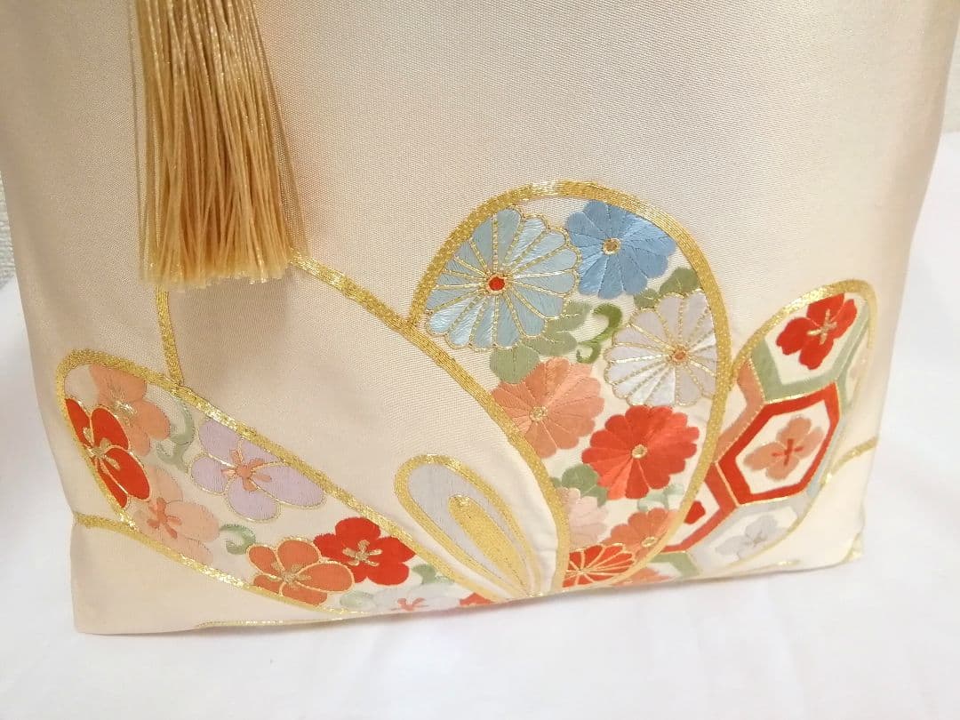 高級中国３大蘇州刺繍正絹袋帯リメイクした手提げバッグ　タッセル付き