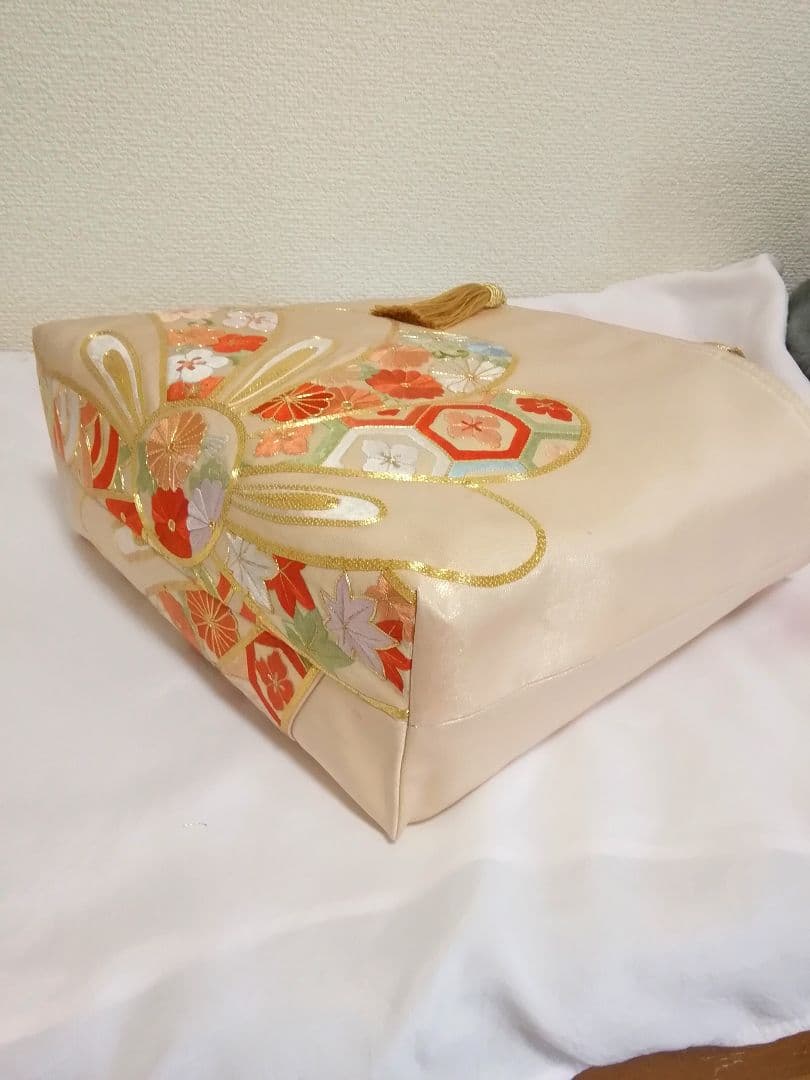 高級中国３大蘇州刺繍正絹袋帯リメイクした手提げバッグ　タッセル付き