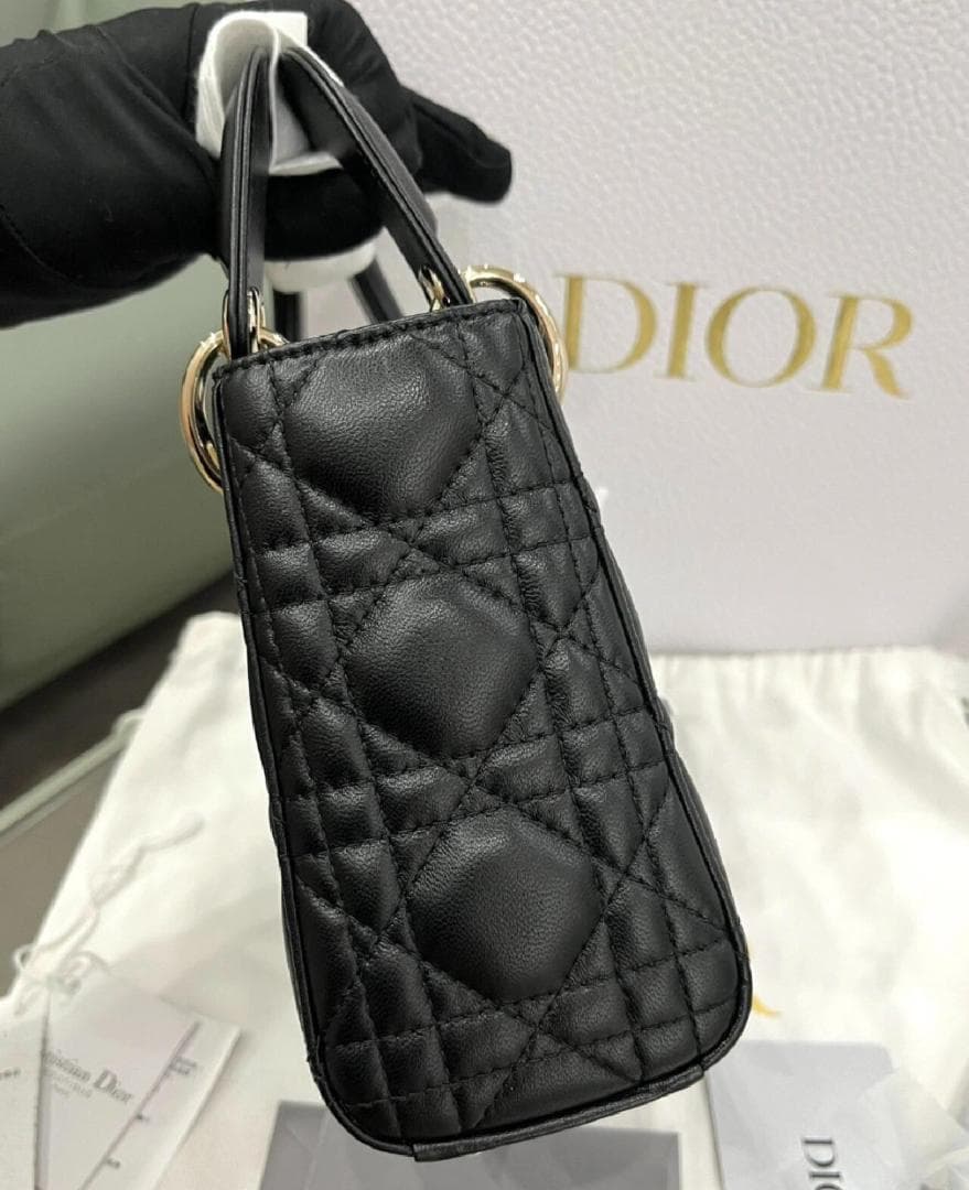 【定番】ブラック レザー製 キルティング ミニバッグ ハンドル付き