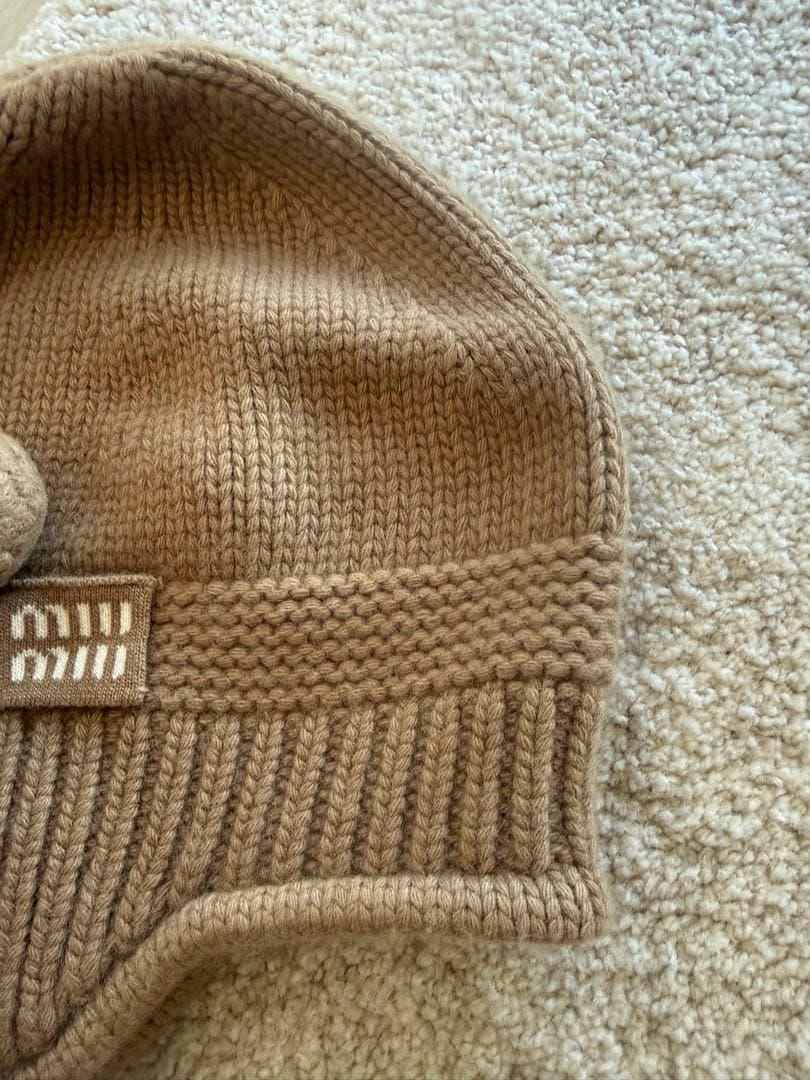 MIU MIU ベージュ ニット帽 ポンポン付き