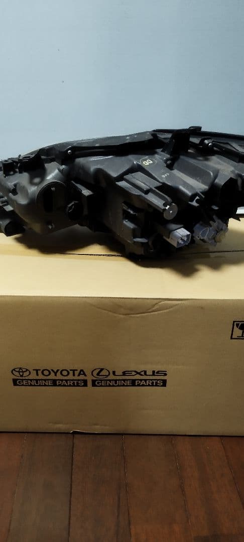 レクサス　右　 ヘッドライト　CT200h　ZWA10