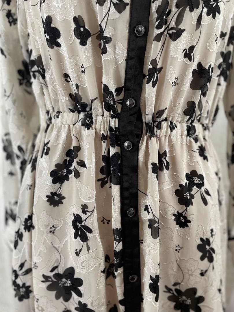 【3/15迄値下げ】新品モノトーンフラワー刺繍 シフォン長袖ロングワンピ