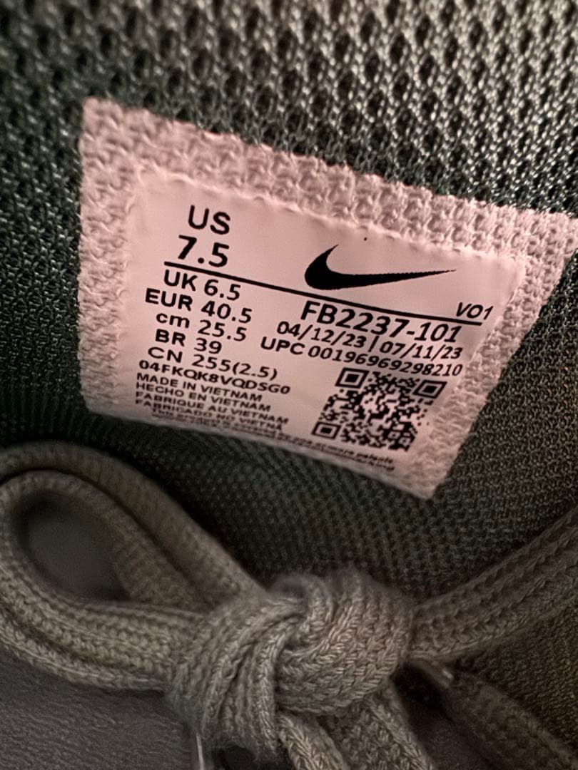 新品未使用　NIKE レブロン ウィットネス8 25.5cm