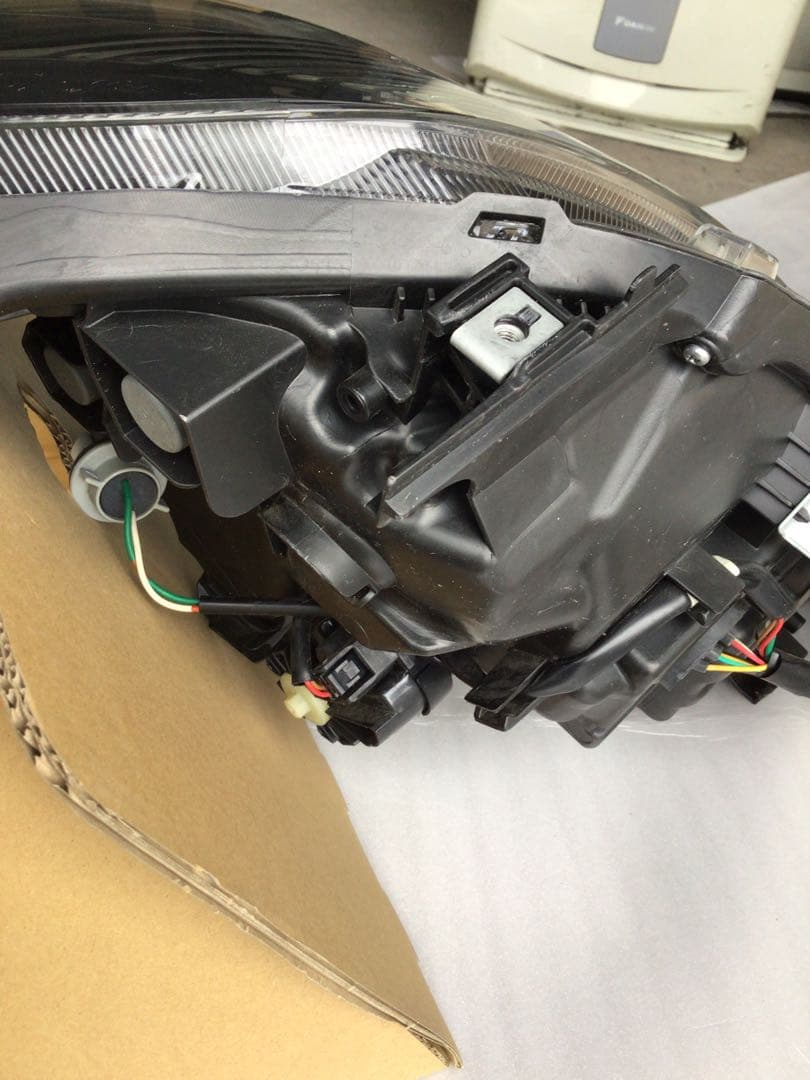 ノア・80系・右ヘッドランプユニット（中古品）