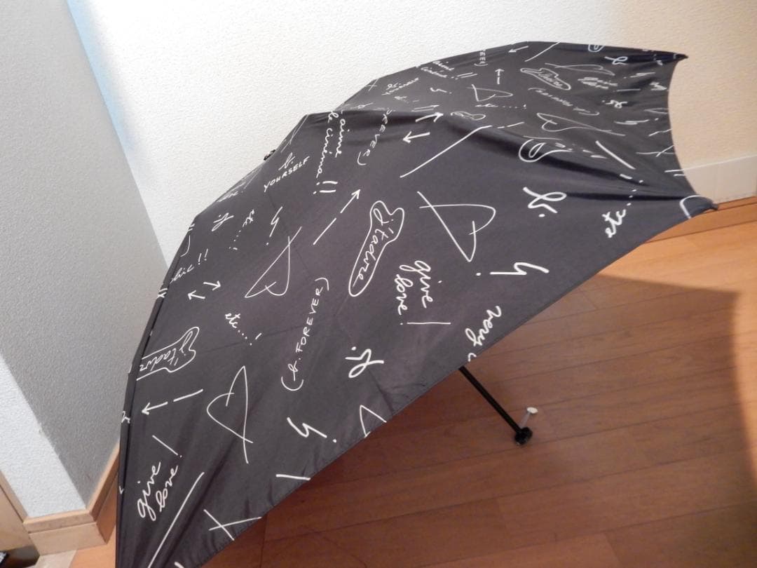 agnes b.(アニエスベー) 手描き文字柄プリント雨傘（折り畳み・ミニ傘）