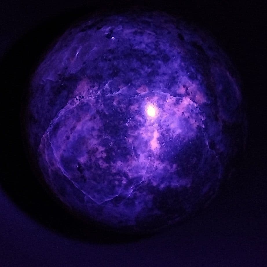 ⑥紫外線蛍光 ラピスラズリインハックマナイト 原石 丸玉 スフィア 台付 53㎜