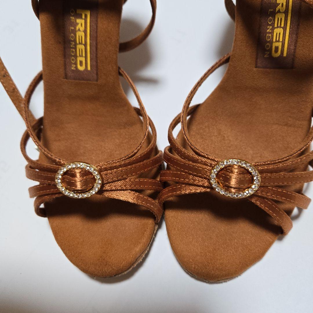 ブラウン ビジュー付きストラップサンダル