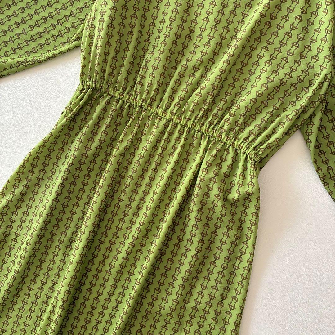 【美品】アンタイトル　バンドカラー総柄ワンピース　黄緑　金ボタン　ロング丈