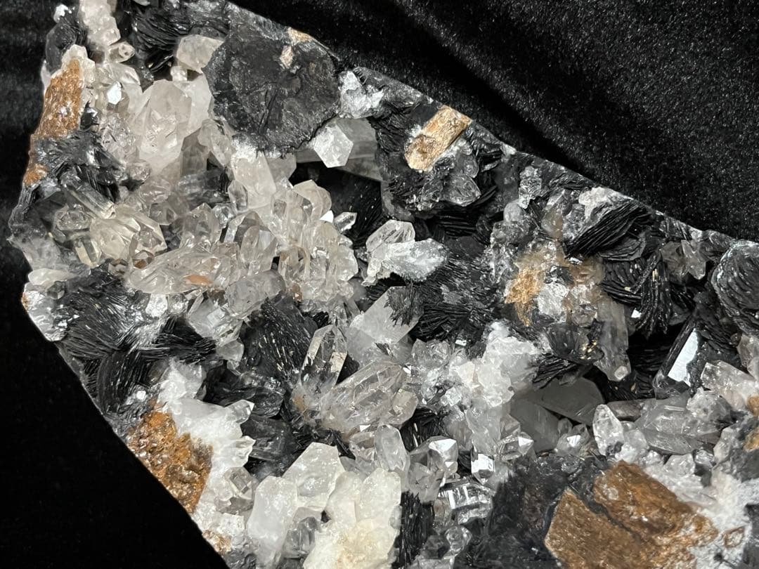 スペキュライトの水晶共生の原石ドーム台座付き