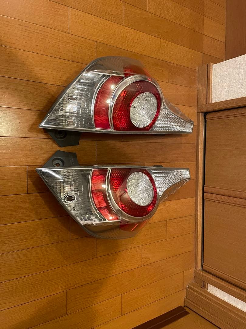 p*1様 アクアus純正　priusC純正テールライト左右セット