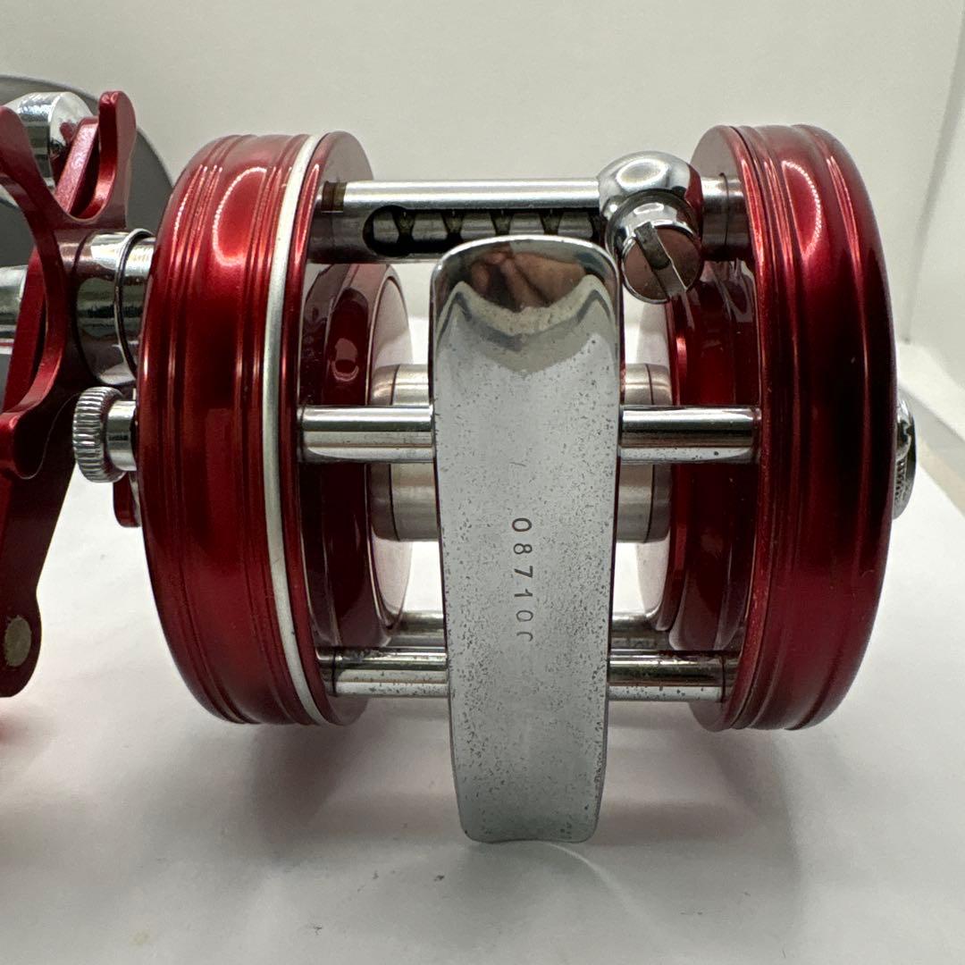 Ambassadeur 5000 ベイトリール レッド