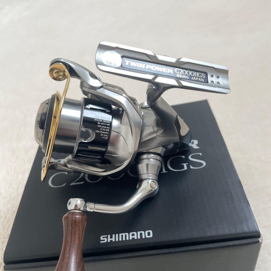 ぬんさま　シマノ15ツインパワー2000HGS スピニング木製ハンドルノブ付き