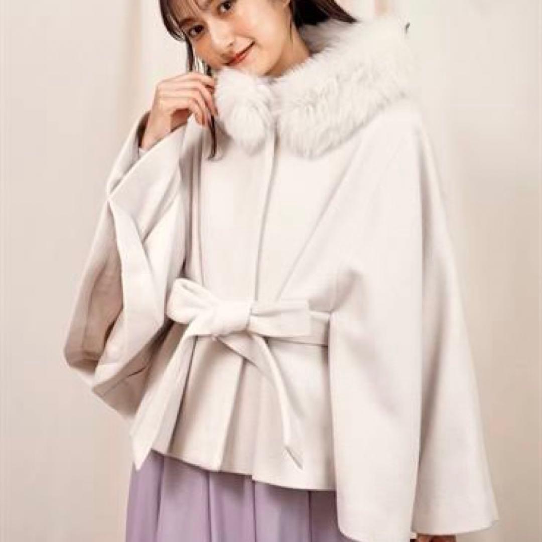 ノエラ　ファー付きホワイトポンチョコート　アイボリーベージュ　noela