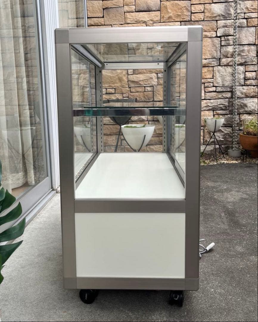 ◆引き取り限定◆エクシード　ガラスショーケース　24万　ストック付き　　照明付き