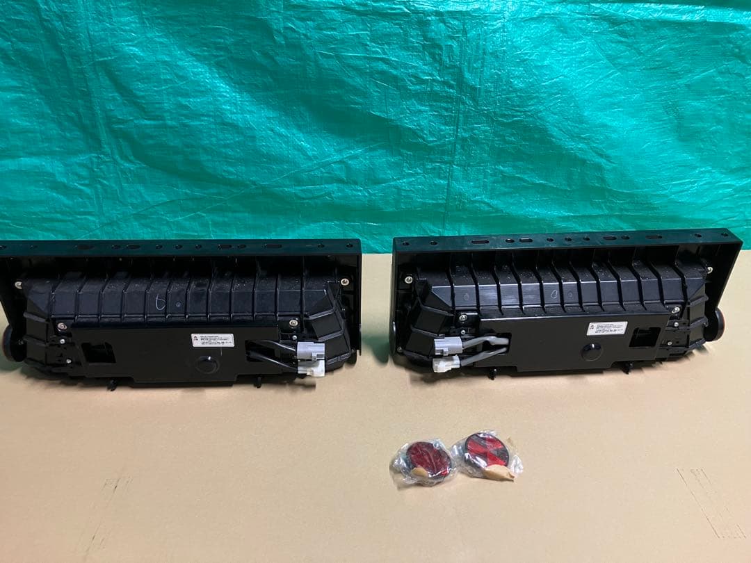 コイト小糸 KOITO 3連LEDテールランプ