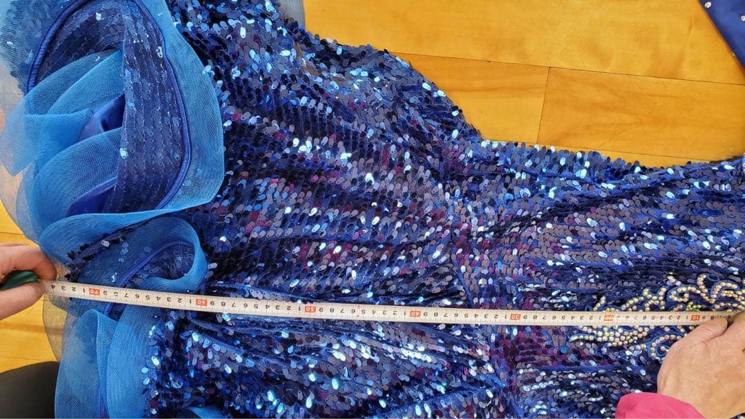 青いスパンコールダンスドレス