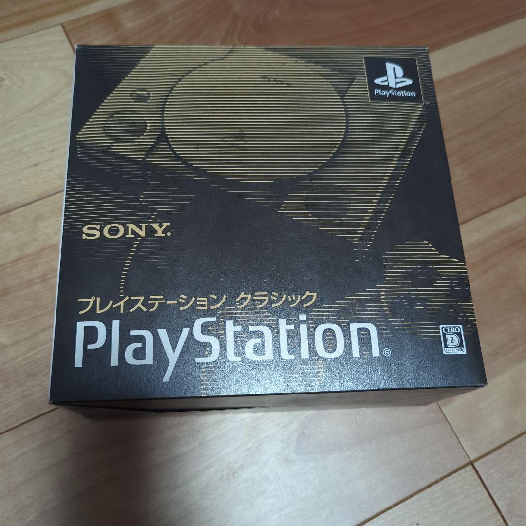 PlayStation Classic 本体とコントローラー2つ