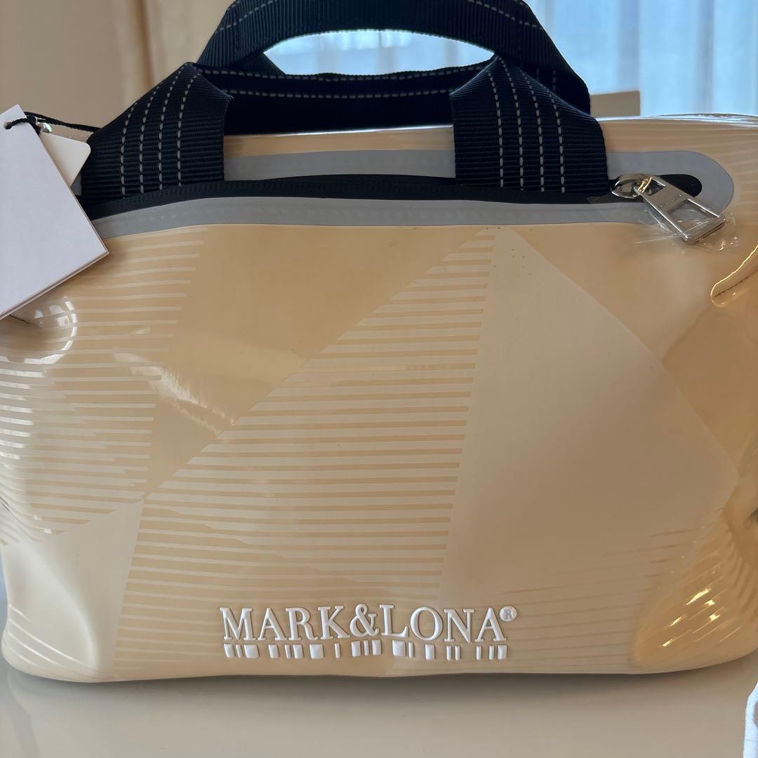 マークアンドロナコードシリーズカートバッグ エナメルベージュMARK＆LONA