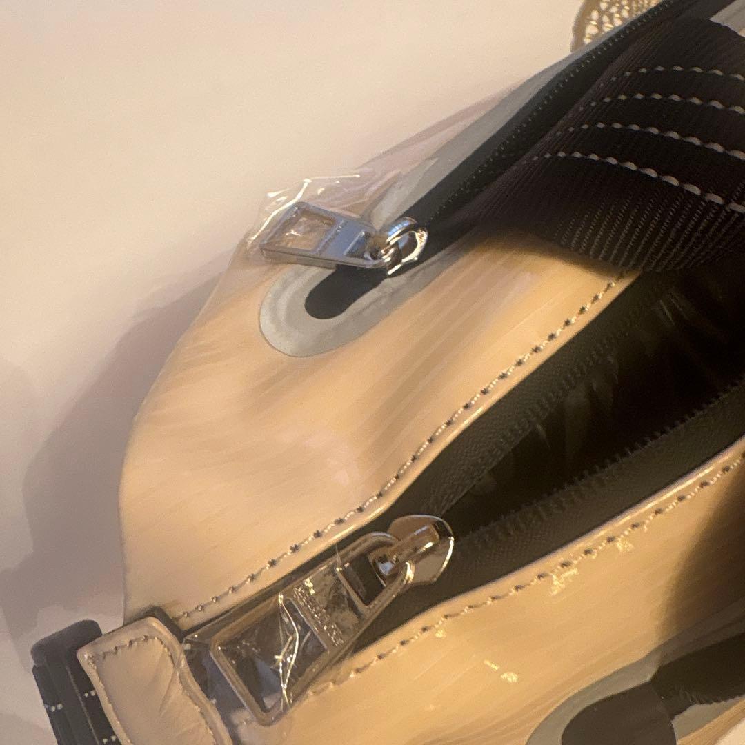 マークアンドロナコードシリーズカートバッグ エナメルベージュMARK＆LONA