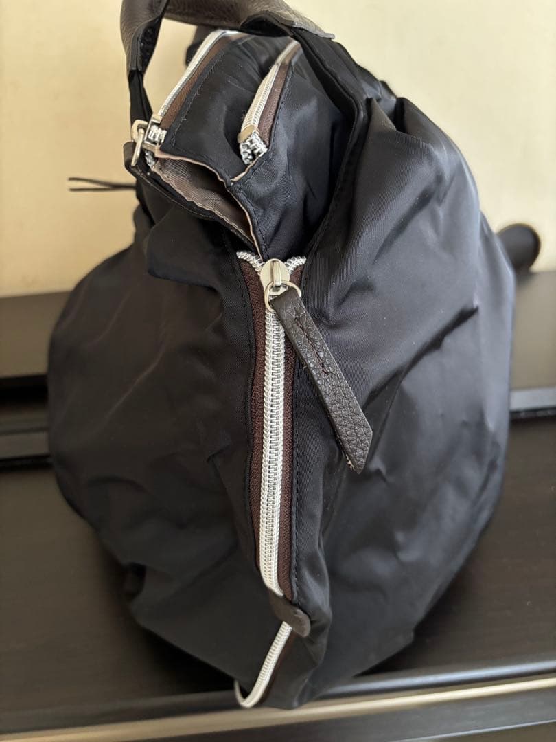 WAKO 黒いナイロンバッグ レザーのハンドル付き