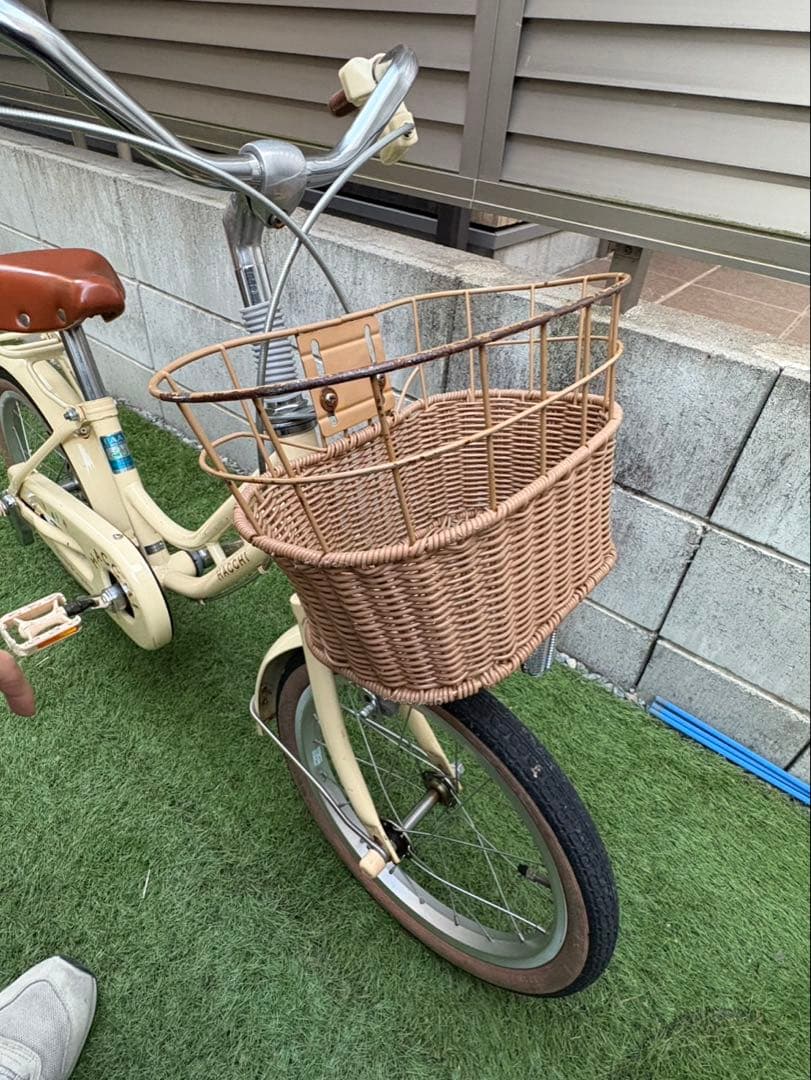 引取限定。HACCHI 幼児用自転車 前カゴ付き クリーム色