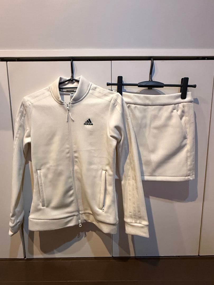 冬物セール　新品　adidas ホワイト　ボアセットアップ